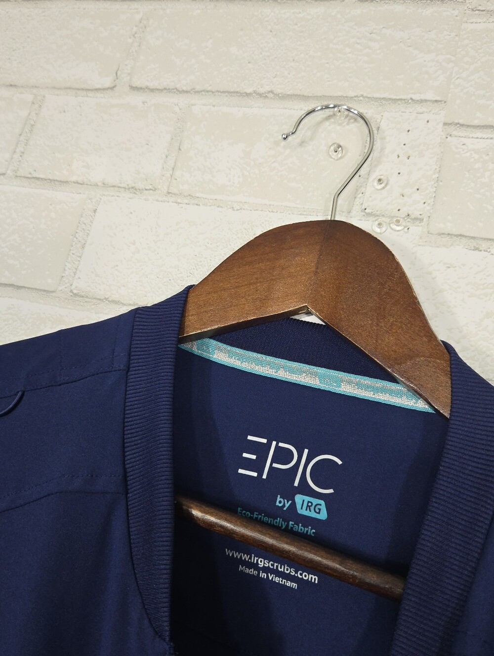 Epic by IRG *like new* scrub jacket - Picture 9 of 14